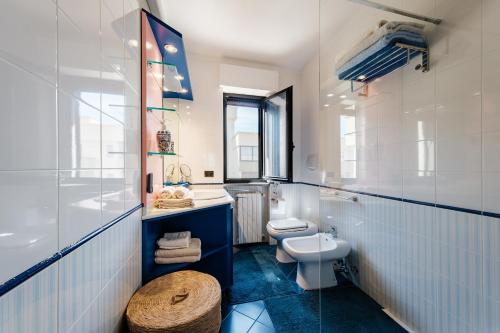 莫诺波利Casa Nilla的蓝色和白色的浴室设有卫生间和水槽