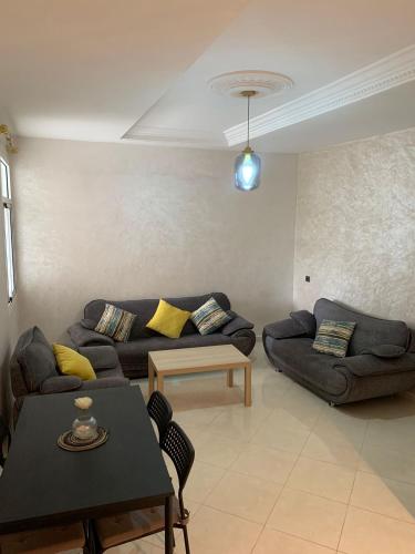 丹吉尔cozy appartement meublé的客厅配有沙发和桌子