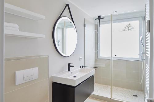 蒂门多弗施特兰德Techts Landhus Birkenallee的白色的浴室设有水槽和镜子