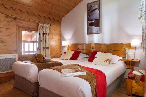 雷加霍斯达哈施皮埃尔度假莱斯福美斯杜索莱尔公寓式酒店的木墙客房的两张床