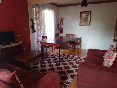 福尔图纳Casa el Jardin的客厅配有桌子和沙发