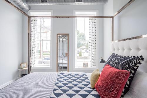 卡温顿Cute & Cozy - Perfect for Business or Leisure的一间卧室设有一张床和一个大窗户