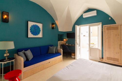 加利波利卡萨格特20住宿加早餐旅馆的客厅里设有蓝色沙发