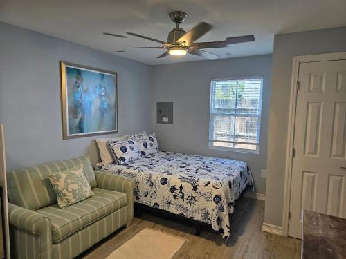 博尼塔斯普林斯Seahorse - Tiny Home 1.2 Mi, 2 Beach Kitchen W & D Queen Bed的一间卧室配有一张床、一张沙发和吊扇。