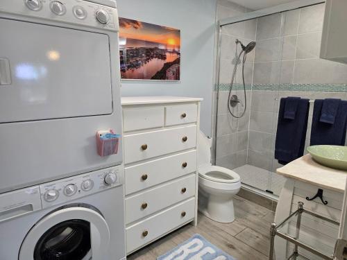 博尼塔斯普林斯Seahorse - Tiny Home 1.2 Mi, 2 Beach Kitchen W & D Queen Bed的一间带洗衣机和淋浴的浴室