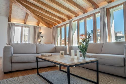拉科鲁尼亚La Gallega by Upper Luxury Housing的带沙发和桌子的客厅