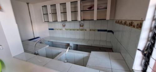 卡哈马卡La casa de Mary的浴室配有盥洗盆和浴缸。