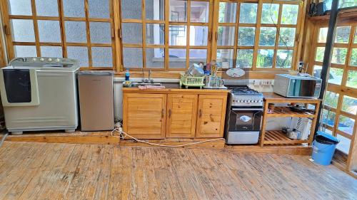 阿鲁沙Meru Farm House的客房内的厨房配有炉灶和其他家电