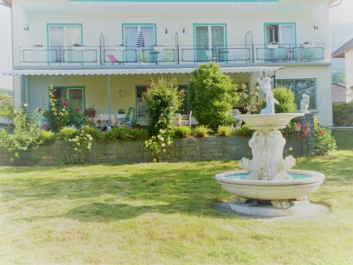 塞博登Villa Rauter的一座房子前面有喷泉