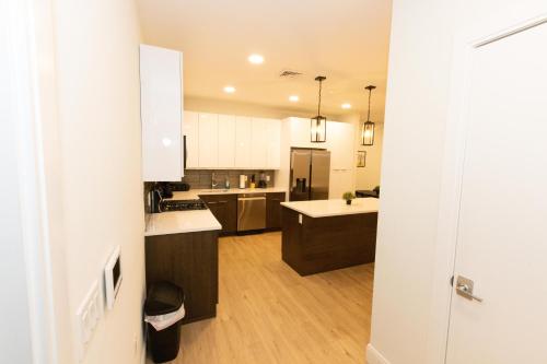 联城Amusing 2-bedroom haven close to New york city的厨房配有白色橱柜和台面