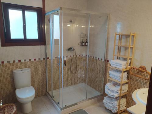 萨米艾拉Apartamento con jardín y piscina temporada verano privados的带淋浴和卫生间的浴室