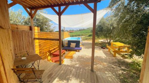 雅弗尼Dome in the Olive Grove כיפה גיאודזית ענקית ומודרנית בין עצי הזית的木甲板设有长椅和凉亭