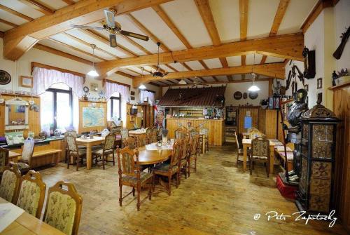 DoubiceHotel Jef a Krčma u Rytíře的用餐室配有木桌和椅子