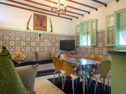 杰迪代Dar Statia 4 vue mer cité portugaise的客厅配有桌子和沙发