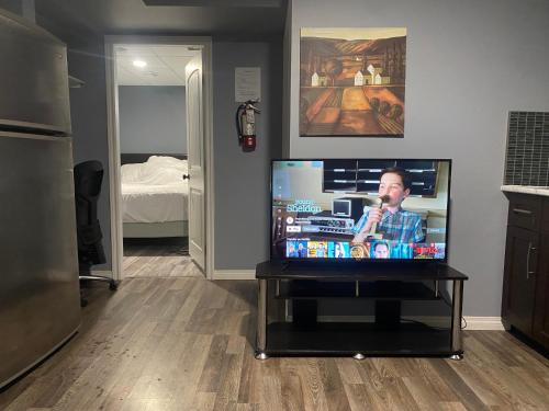里贾纳Cozy get-away suite的平面电视坐在房间内的桌子上