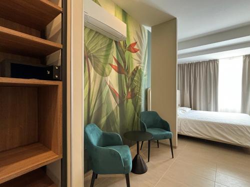特拉帕尼法德拉中央酒店的酒店客房带两把椅子和一间卧室