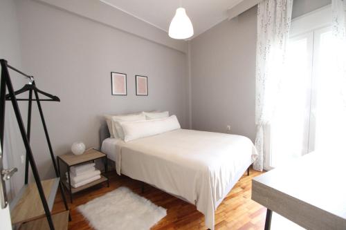科扎尼Newly Renovated Central 2 Bedroom Apartment in Kozani的卧室配有白色的床和窗户。