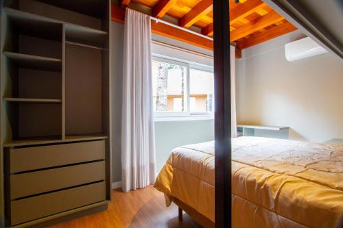 卡内拉Mountain Village - My Home Temporada的一间卧室设有一张床和一个窗口