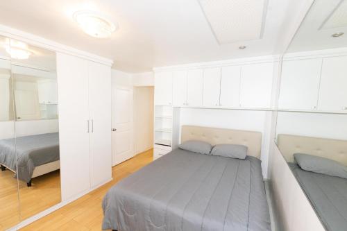 联城Convenient and private 2bed home mins to NYC的一间卧室配有一张床和镜子