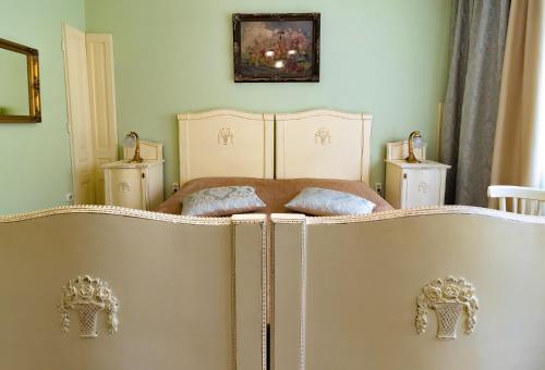 塞格德文德哈兹弗美莱酒店的一间卧室配有一张带两个枕头的床