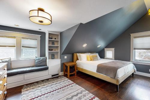 西雅图West Woodland Wonder的一间卧室设有一张床和蓝色的墙壁
