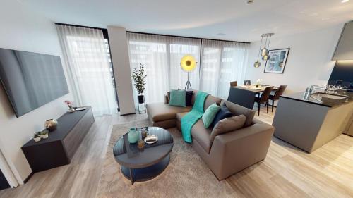 苏黎世block E, 13 Sonnentalstrasse的客厅配有沙发和桌子