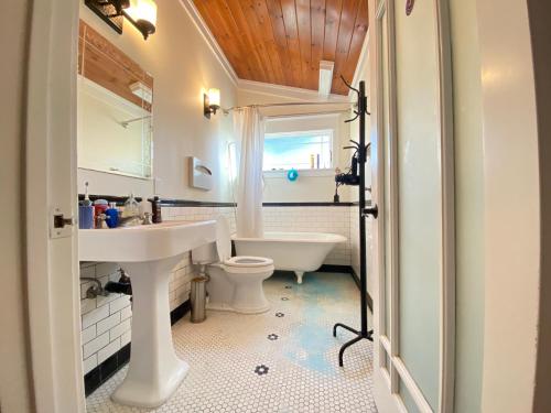 洛杉矶Venice Beach International Traveler Cabins & Suites- Surf & Yoga & E-Bike的一间带水槽、浴缸和卫生间的浴室