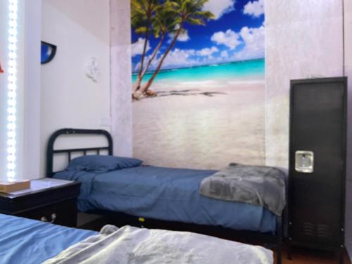 洛杉矶Venice Beach International Traveler Cabins & Suites- Surf & Yoga & E-Bike的一间设有两张床的房间和一幅海滩画