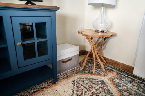 InwoodModern Mountain Cottage w Hot Tub, Fire Pit, WiFi的蓝色橱柜和地毯上带灯的桌子