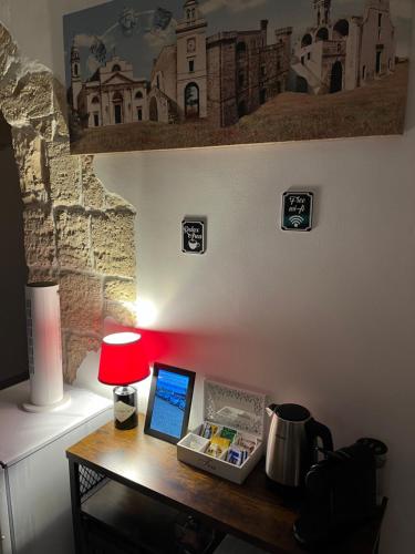 萨米凯莱-迪巴里B&B Antiche Mura的一张带笔记本电脑的桌子和一盏灯