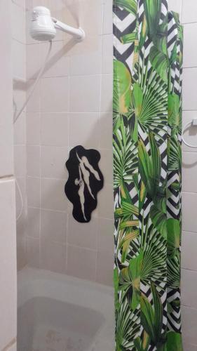 劳鲁-迪弗雷塔斯Hospedaria Guapê的一间带植物淋浴帘的浴室