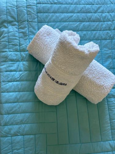 梅加利阿莫斯昂吉里克海滩酒店的床上一对白色袜子