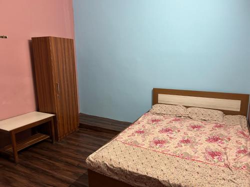 BettiahSangam palace的一间卧室配有一张床、梳妆台和一张西德西德西德西德床。