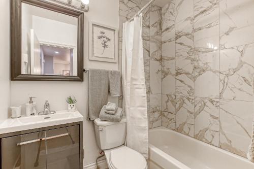 蒙特利尔Montreal Boutique Suites的浴室配有卫生间、盥洗盆和淋浴。