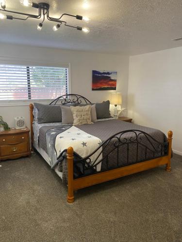 圣乔治Homemade Haven的一间卧室设有一张床和一个窗口