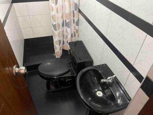 YanahuaraIndependiente Minidepa Yanahuara的浴室设有黑色的卫生间和水槽。