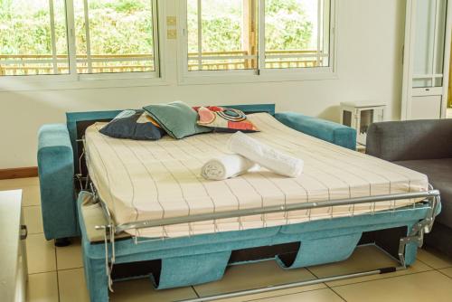 拉普兰德帕尔米斯特Ti Kaz Bibass的一张病床,位于带两个窗户的房间