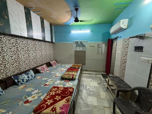 马图拉Hotel Matushri Guest House的配有枕头的床的客房