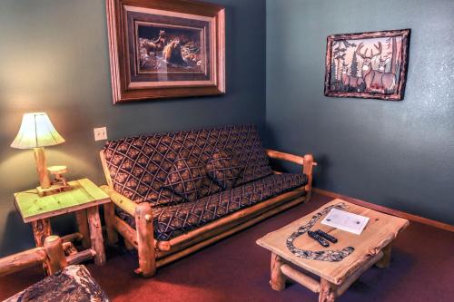 埃斯蒂斯帕克Timber Creek Chalets- 6 chalet的客厅配有沙发和桌子