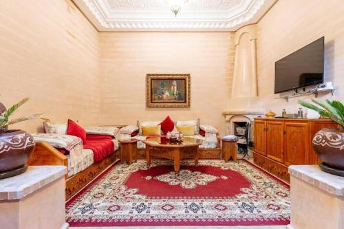 马拉喀什16 Riads的客厅配有沙发和桌子