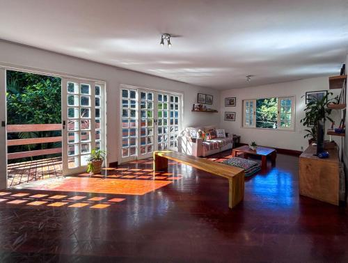 里约热内卢Otima casa com lazer completo em Sao Conrado RJ的客厅配有沙发和长凳