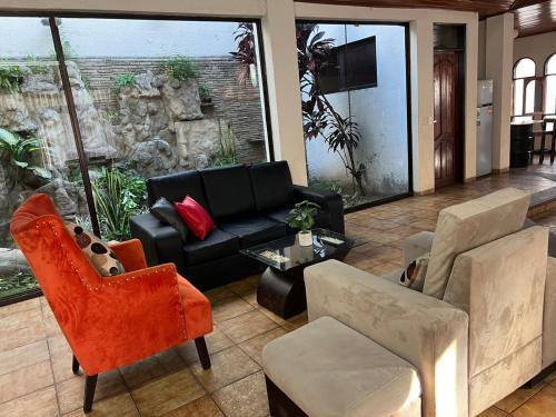 圣克鲁斯Hotel Palermo的客厅配有沙发和椅子