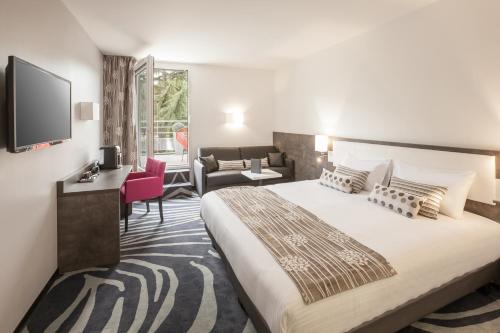 格拉迪尼昂奥康特奥浓温泉酒店的一间带大床的卧室和一间客厅