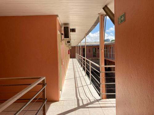 马塞约Pousada Caliente的带阳台的空走廊