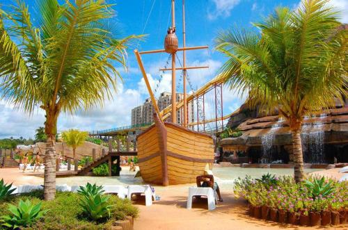 卡达斯诺瓦斯Piazza com acesso ao Acqua Park - Gustavo的棕榈树度假村内的海盗船