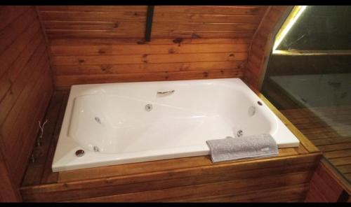 圣弗朗西斯科-迪保拉ECO PARK ALTA MIRA的木制客房内的浴缸