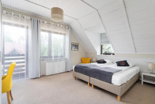 奥古斯图Willa Polanica的一间卧室设有一张床和一个大窗户