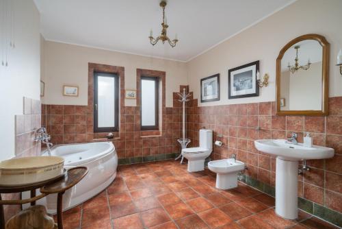 奥古斯图Willa Polanica的带浴缸、卫生间和盥洗盆的浴室