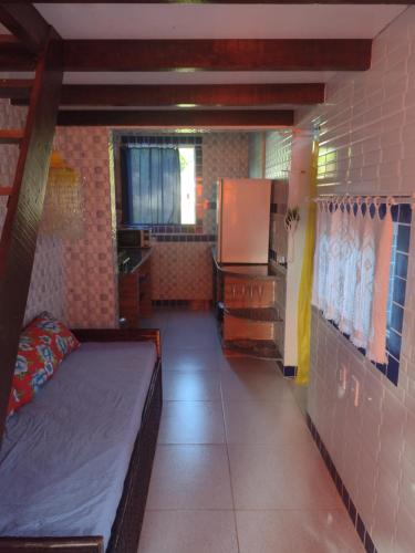 伊塔帕里卡Casa Girassol的小房间设有床和厨房