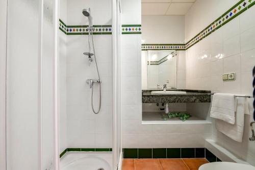 莫莱拉Villas Guzman - El Pino的带淋浴和盥洗盆的浴室
